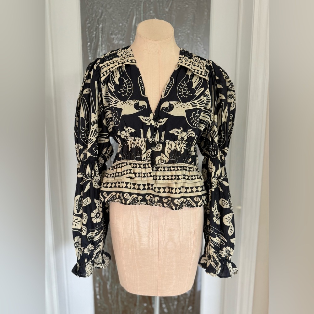 🆕 FARM RIO Floral Macaw Black and Cream Blouse ( flaw ) - S